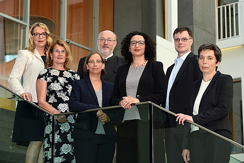 Prof. Dr. Claudia Kemfert, Prof. Dr. Claudia Hornberg, Dr. Julia Hertin, Prof. Dr. Manfred Niekisch, Prof. Dr.-Ing. Lamia Messari-Becker, Prof. Dr. Wolfgang Lucht, Prof. Dr.-Ing. Vera Susanne Rotter. Not in the picture: Prof. Dr. Christian Calliess Prof. Dr. Claudia Kemfert, Prof. Dr. Claudia Hornberg, Dr. Julia Hertin, Prof. Dr. Manfred Niekisch, Prof. Dr.-Ing. Lamia Messari-Becker, Prof. Dr. Wolfgang Lucht, Prof. Dr.-Ing. Vera Susanne Rotter. Not in the picture: Prof. Dr. Christian Calliess