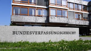 verweist auf: Zur Entscheidung des Bundesverfassungsgerichts zum Klimaschutzgesetz Bundesverfassungsgericht (verweist auf: Zur Entscheidung des Bundesverfassungsgerichts zum Klimaschutzgesetz)