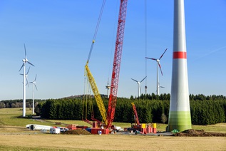 Windrad im Bau (verweist auf: Klimaschutz braucht Rückenwind: Für einen konsequenten Ausbau der Windenergie an Land)
