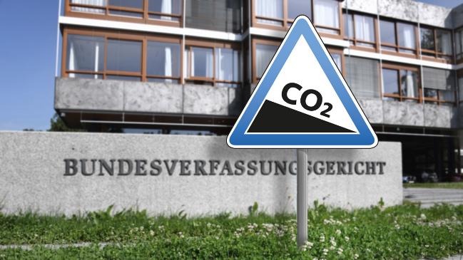 Fotomontage Bundesverfassungsgericht mit CO2 Warndreieck davor (verweist auf: Wie viel CO2 darf Deutschland maximal noch ausstoßen? Fragen und Antworten zum CO2-Budget)