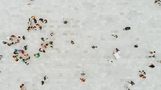 verweist auf: Politik in der Pflicht: Umweltfreundliches Verhalten erleichtern Menschengruppe aus der Vogelperspektive (verweist auf: Politik in der Pflicht: Umweltfreundliches Verhalten erleichtern)