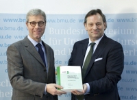 Übergabe des SRU Sondergutachtens "Wege zur 100% erneuerbaren Stromversorgung" an Bundesumweltminister Dr. Norbert Röttgen Übergabe des SRU Sondergutachtens "Wege zur 100% erneuerbaren Stromversorgung" an Bundesumweltminister Dr. Norbert Röttgen