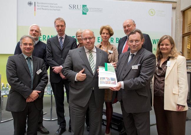 Übergabe des SRU- Umweltgutachtens "Verantwortung in einer begrenzten Welt" an Bundesumweltminister Peter Altmaier am 4. Juni 2012 im BMU
