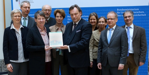 Übergabe des SRU-Sondergutachtens "Stickstoff: Lösungsstragien für ein drängendes Umweltproblem" an Dr. Barbara Hendricks, Bundesministerin für Umwelt, Naturschutz, Bau und Reaktorsicherheit (BMUB) am 14. Januar 2015 in Berlin.  Übergabe des SRU-Sondergutachtens "Stickstoff: Lösungsstragien für ein drängendes Umweltproblem" an Dr. Barbara Hendricks, Bundesministerin für Umwelt, Naturschutz, Bau und Reaktorsicherheit (BMUB) am 14. Januar 2015 in Berlin.