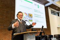 Prof. Dr.-Ing. Martin Faulstich eröffnet die Präsentation des Umweltgutachtens 2016