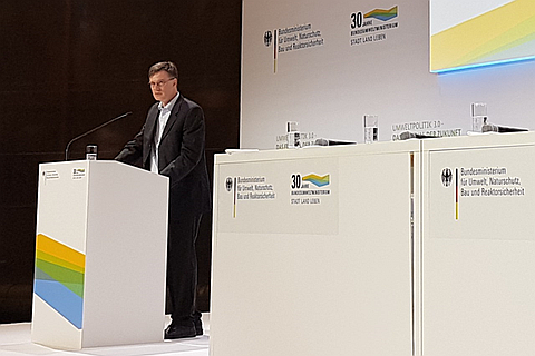 Prof. Wolfgang Lucht spricht auf der Präsentation des Integrierten Umweltprogrammes 2013 in Berlin