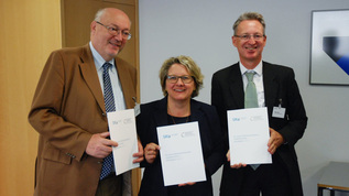 Stellv. Vorsitzender des SRU Prof. Niekisch und WBBGR-Vorsitzender Prof. Feindt bei der Übergabe der gemeinsamen Insektenschutz-Stellungnahme an die Umweltministerin Svenja Schulze (verweist auf: Für einen flächenwirksamen Insektenschutz)