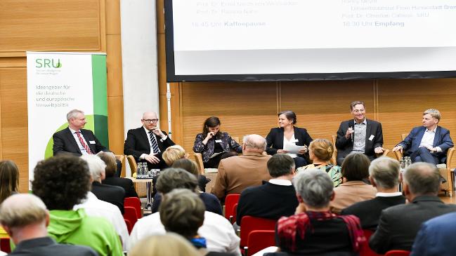 Podiumsdiskussion: Wie können wir langfristigen Interessen in der heutigen Politik Rechnung tragen? Podiumsdiskussion: Wie können wir langfristigen Interessen in der heutigen Politik Rechnung tragen?